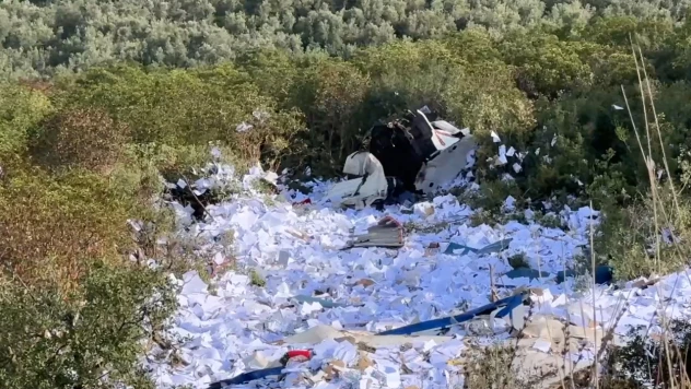 Kağıt yüklü kamyon uçuruma devrildi!