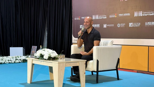 Kahraman Tazeoğlu, Kahramanmaraş'ta okurlarıyla bir araya geldi