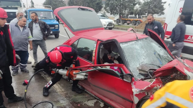 Kahramanmaraş Batı Çevre Yolu'nda feci kaza: 1 kişi sıkıştı