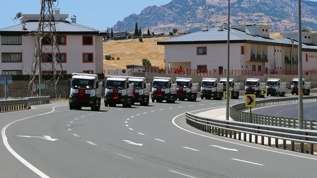 Kahramanmaraş Büyükşehir'in yeni araçları şehre böyle girdi