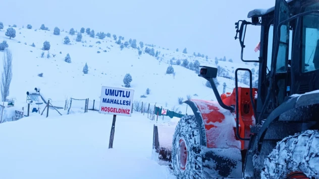 Kahramanmaraş'ın kuzeyinde 48 araçla karla aralıksız mücadele sürüyor
