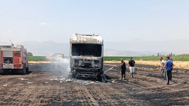 Kahramanmaraş'ın Türkoğlu İlçesinde tır ve tarla kül oldu