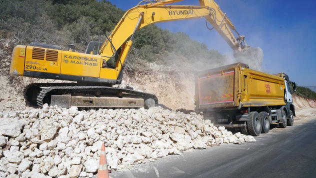Kahramanmaraş'ın yol seferberliği Pazarcık'ta devam ediyor