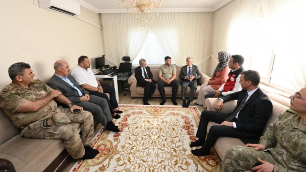 Kahramanmaraş kent protokolünden kahraman Mehmetçiğe anlamlı ziyaret