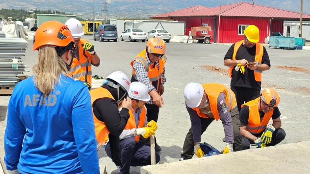 Kahramanmaraş MEB AKUB ekibine enkazda arama kurtarma eğitimi