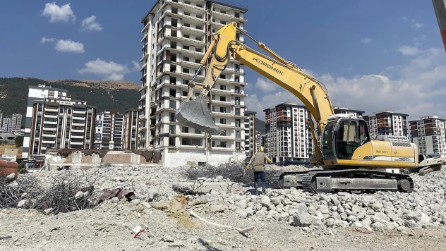 Kahramanmaraş'ta ağır hasarlı binaların yıkımı sürüyor