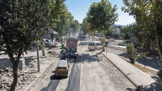 Kahramanmaraş'ta altyapısı tamamlanan yollarda kaplamalar sürüyor
