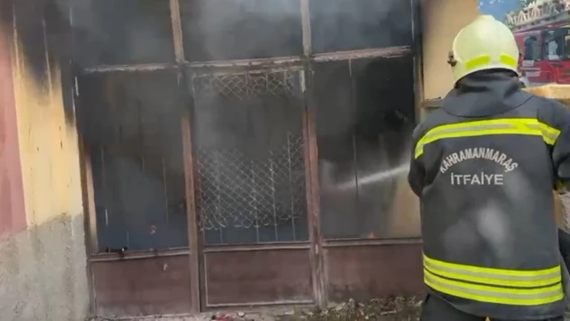 Kahramanmaraş'ta apartman deposu alev aldı