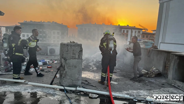 Kahramanmaraş'ta çatı katındaki atıklar yangın çıkardı, can kaybı yok