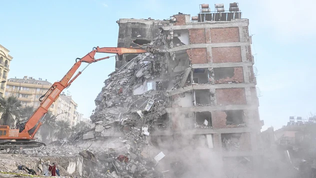 Kahramanmaraş'ta depremde ağır hasar gören binanın yıkım ve enkaz kaldırma işi ihaleye çıkıyor