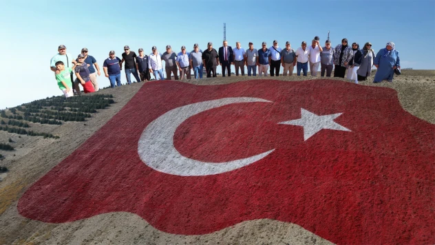 Kahramanmaraş'ta dünyanın en büyük bayrağını, şehit aileleri ve gaziler tamamladı