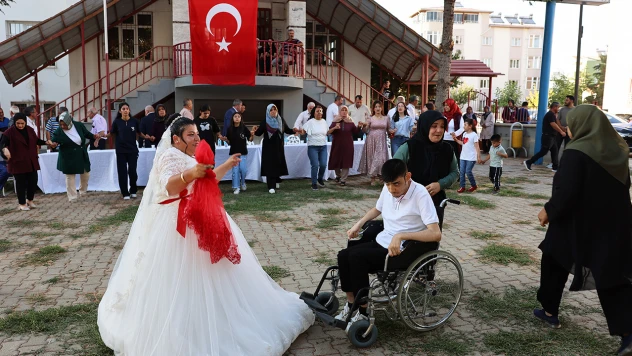 Kahramanmaraş'ta engelli bireyin gelinlik giyme hayali gerçek oldu