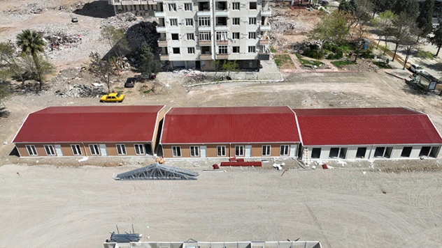 Kahramanmaraş'ta geçici esnaf çarşılarının kurulumu sürüyor