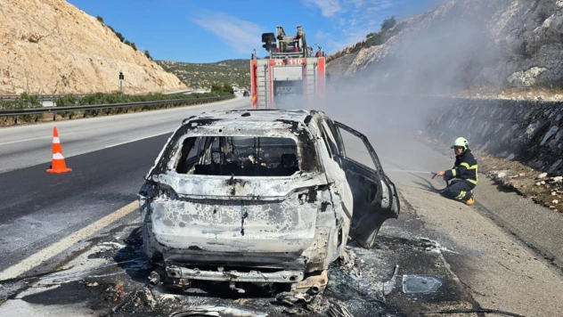 Kahramanmaraş'ta hareket halindeki araç yanarak küle döndü