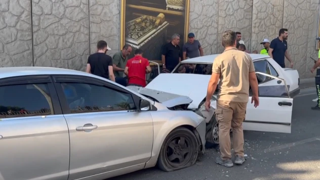 Kahramanmaraş'ta iki otomobil kafa kafaya çarpıştı! 3 kişi yaralandı