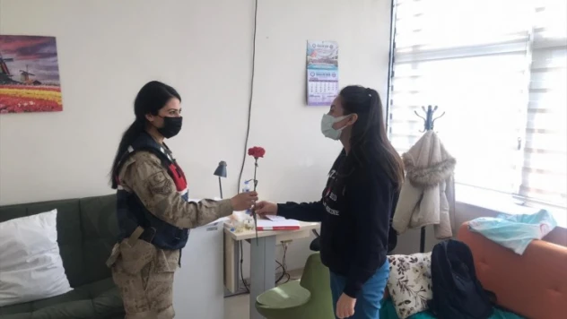 Kahramanmaraş'ta jandarma ekiplerinden sağlıkçılara jest