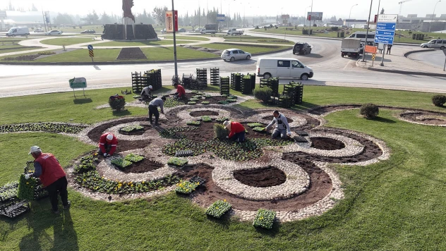 Kahramanmaraş'ta kavşaklar 500 bin çiçekle renkleniyor
