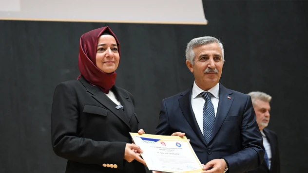 Kahramanmaraş'ta konuşan Fatma Betül Syan Kaya, 'Aileyi aslında bir değerler sistemimizin adı'