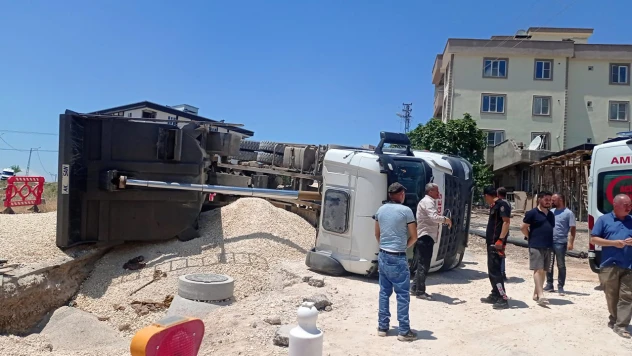 Kahramanmaraş'ta kum yüklü kamyon devrildi! 1 yaralı