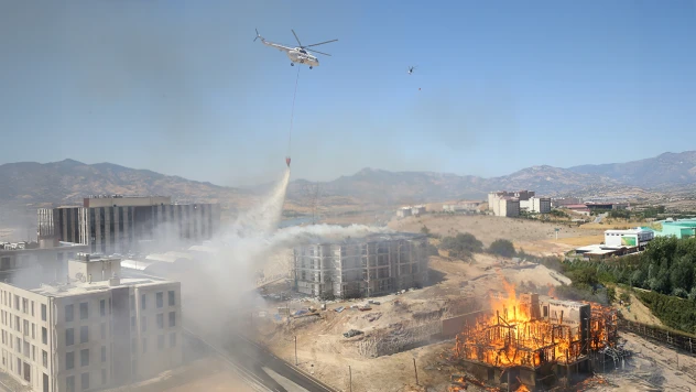 Kahramanmaraş'ta lojmanda çıkan yangına müdahale sürüyor