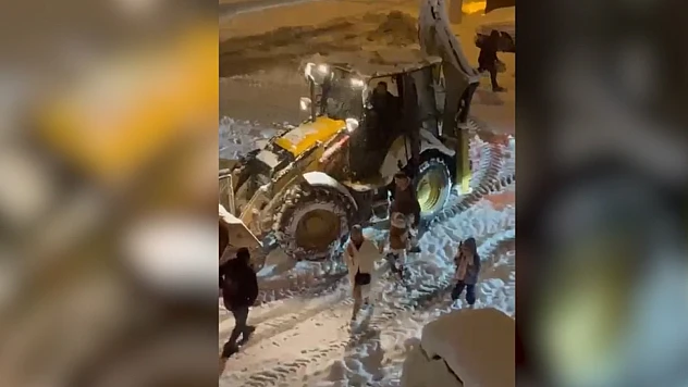 Kahramanmaraş'ta misafirliğe iş makinesiyle gitti