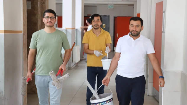 Kahramanmaraş'ta öğretmenler fedakâr fırçalarıyla okulu baştan yarattı