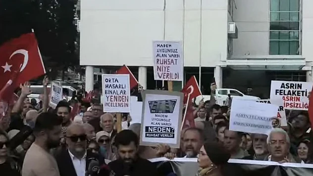 Kahramanmaraş'ta orta hasarlı bina sahiplerinden basın açıklaması