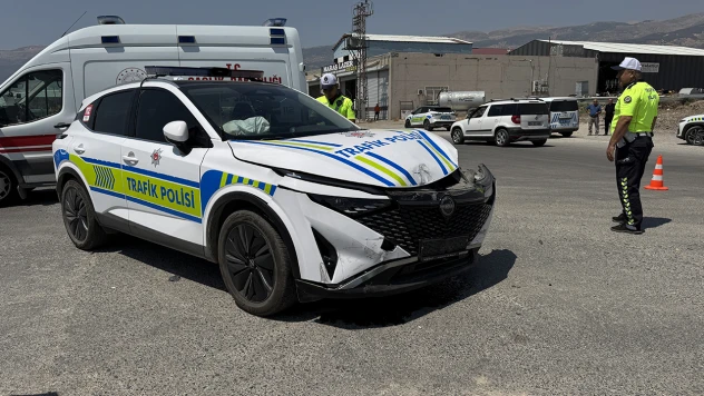 Kahramanmaraş'ta polis aracı ile hafif ticari araç çarpıştı! 3 kişi yaralandı