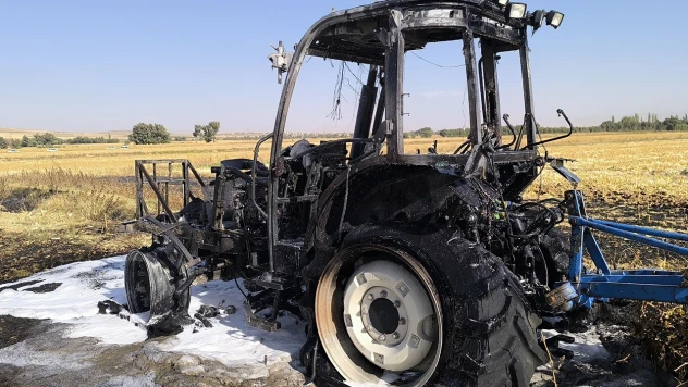 Kahramanmaraş'ta traktör yanarak kül oldu
