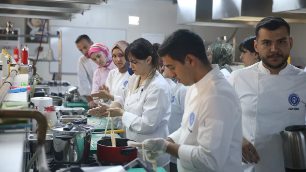 Kahramanmaraş'ta üniversite öğrencileri Çerkez yemekleri için mutfağa girdi