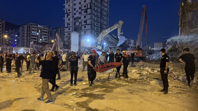 Kahramanmaraş'ta üzerine enkaz devrilen iş makinası operatörü öldü