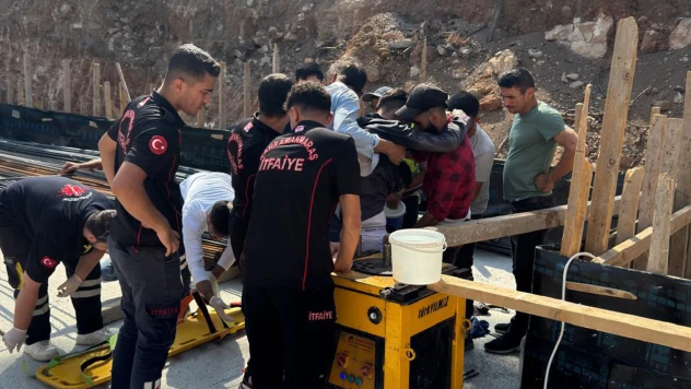 Kahramanmaraş'ta vincin ucundan düşen demir, işçiye saplandı