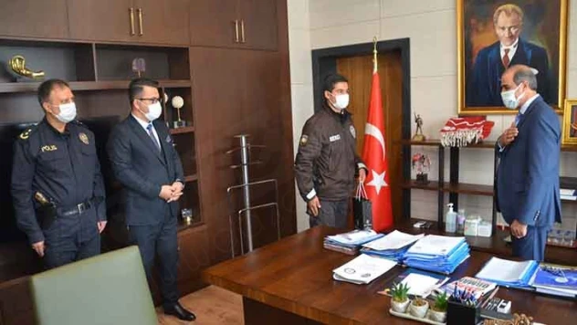 Kahramanmaraş'ta yaşlı kadını yanan evden kurtaran bekçiye plaket verildi