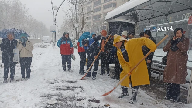 Kahramanmaraş'ta yaya yollarında kar mesaisi başladı
