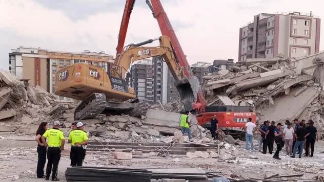 Kahramanmaraş'ta yıkım çalışmasında faciaya! Operatör göçük altında