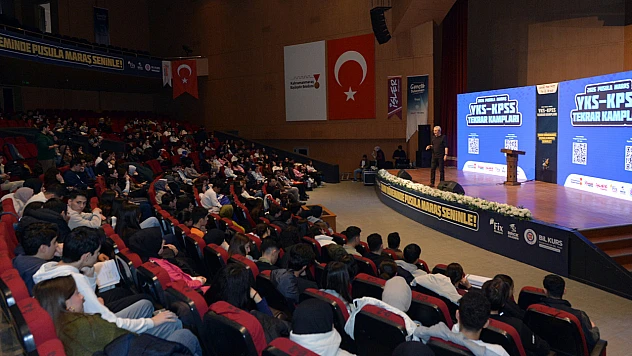 Kahramanmaraş'ta YKS kampı üçüncü gününde Fizik ve Kimyayla sürdü