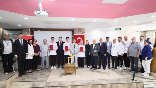 Kahramanmaraşlı şampiyon genç aşçılara anlamlı ödül