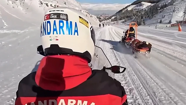 Kalp krizi geçiren kişi JAK'ın kar motoruyla ambulansa ulaştırıldı