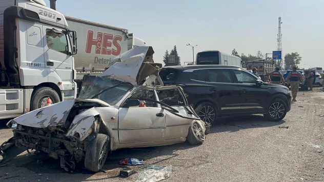 Kamyon hızını alamadı, kırmızı ışıkta bekleyen 6 araca çarptı