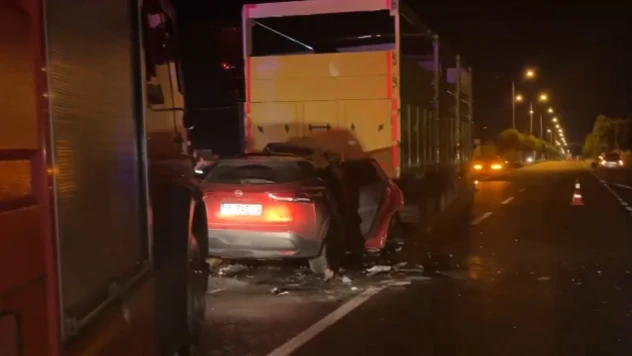 Kamyona çarpan aracın sürücüsü öldü
