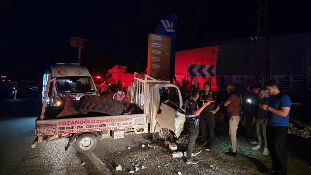 Kamyonet ile taksinin çarpıştığı kazada 4 kişi yaralandı