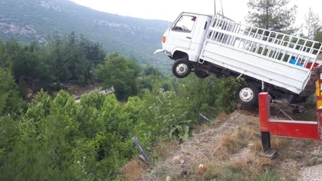 Kamyonet şarampole devrildi: 1 ölü, 4 yaralı