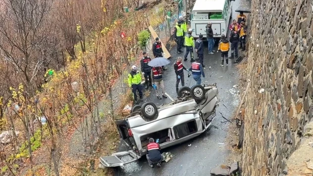 Kamyonet alt yola devrildi, kazada 3 kişi öldü