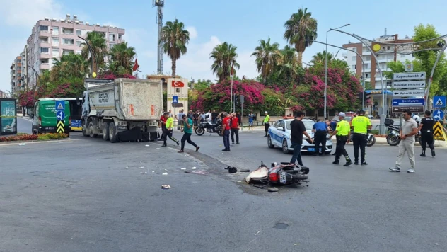Kamyonla çarpışan motosikletteki 1 kişi öldü, 1 kişi yaralandı