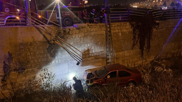 Kanala düşen otomobilin sürücüsünün burnu bile kanamadı
