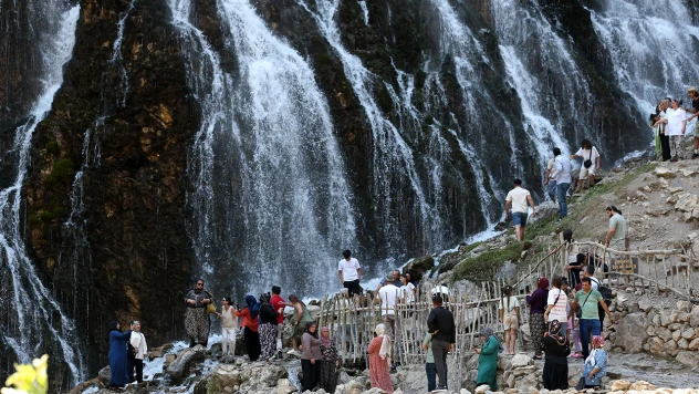 Kapuzbaşı Şelaleleri, sıcaktan kaçanları ağırlıyor