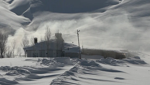 Kar kalınlığının 2 metreyi bulduğu mahallelerde yaşam zorlu geçiyor