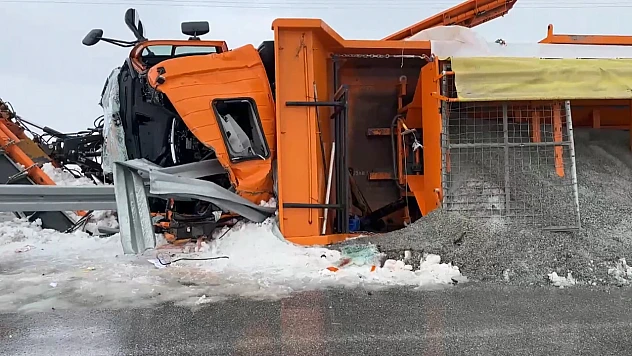 Kar küreme aracı devrildi! 2 görevli hayatını kaybetti
