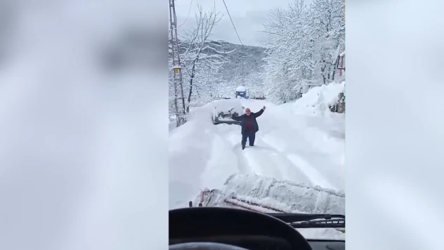 Kar nedeniyle kapanan yolu açılan köy sakini ekibi oynayarak karşıladı