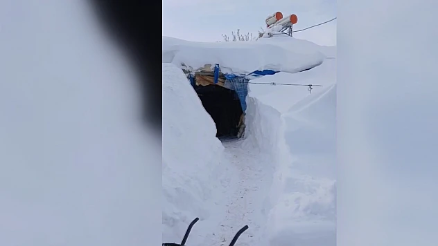Kara gömülen evlerine açtıkları tünellerden giriyor